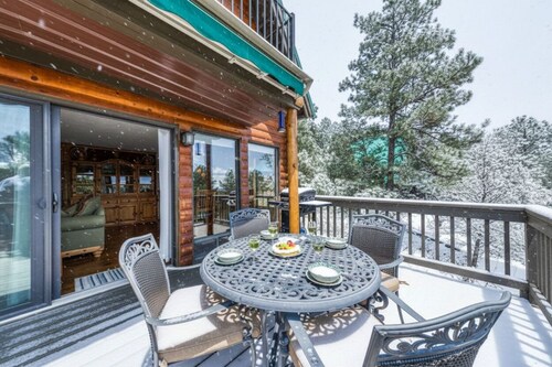 4 Bedroom Ski A-Frame w/ Hot Tub & Pine Views