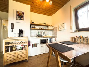 Køleskab, mikrobølgeovn, kaffe-/temaskine, brødrister