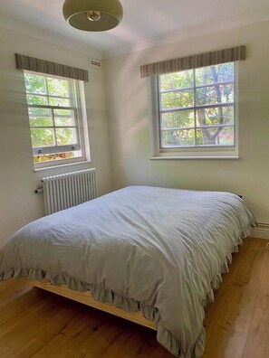 1 bedroom, iron/ironing board, internet, bed sheets - Beautiful 2beds garden apartment in Islington (London)