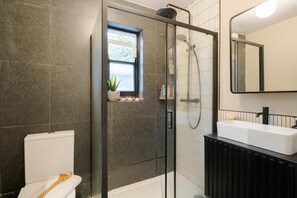 Shower, hair dryer, towels, soap - Beautiful 2beds garden apartment in Islington (London)