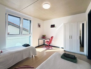 1 chambre, bureau, fer et planche Ă repasser, lit parapluie