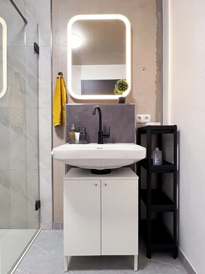 Douche, sĂšche-cheveux, serviettes fournies, savon
