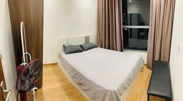 Laptop workspace, iron/ironing board, free WiFi