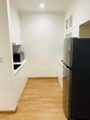 Fridge, microwave, stovetop, cookware/dishes/utensils