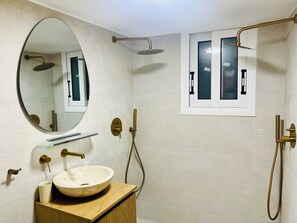 Douche, séchoir à cheveux, bidet, serviettes fournies