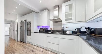 5 Bedrooms house near Wembley StadiumI Free parking I Discounts for Longer Stays