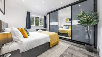 5 bedrooms, desk, iron/ironing board, travel cot