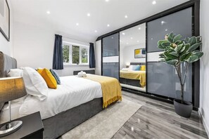 5 Schlafzimmer, Schreibtisch, Bügeleisen/Bügelbrett, Reisekinderbett