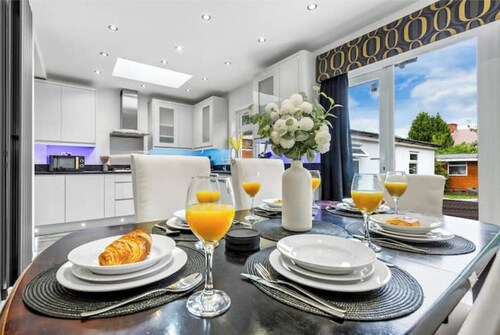 5 Bedrooms house near Wembley StadiumI Free parking I Discounts for Longer Stays