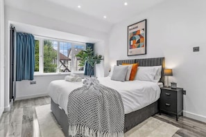 5 habitaciones, escritorio y tabla de planchar con plancha 