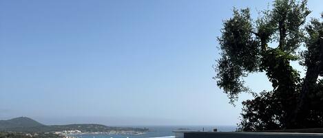 Una piscina al aire libre, una piscina climatizada