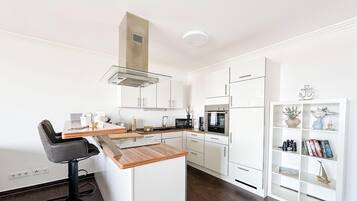 Geladeira, micro-ondas, fogão, cooktop