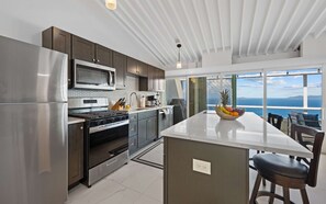 Refrigerador, microondas, horno y parrilla de estufa 