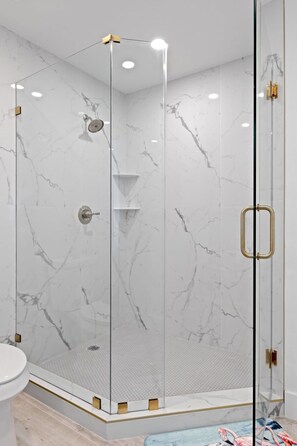 Douche, sèche-cheveux, serviettes fournies, shampoing