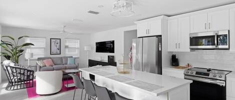 Refrigerador, microondas, horno y parrilla de estufa