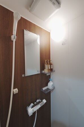 Rumah bergaya Jepang , pemandangan halaman | Kamar mandi