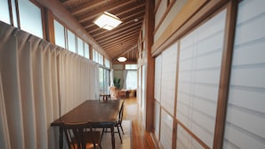 Una habitación tradicional japonesa con suelo de tatami, una mesa de madera y puertas correderas shoji.