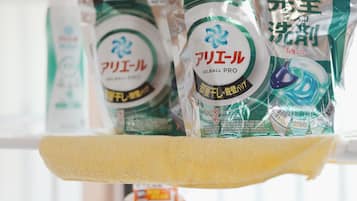 Una estantería con varios paquetes de un producto etiquetado 'Gelball Pro'.