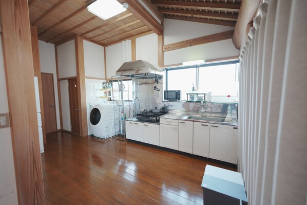 Ferienhaus im japanischen Stil, Blick auf den Innenhof | Eigene Küche