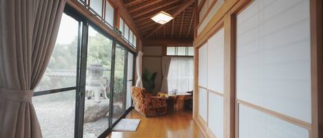 Ferienhaus im japanischen Stil, Blick auf den Innenhof | Wohnbereich | 46-Zoll-LCD-Fernseher mit Digitalempfang
