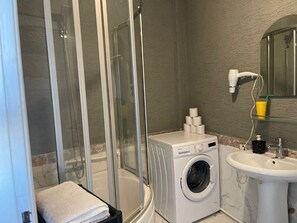 Haartrockner, Handtücher, Seife, Toilettenpapier