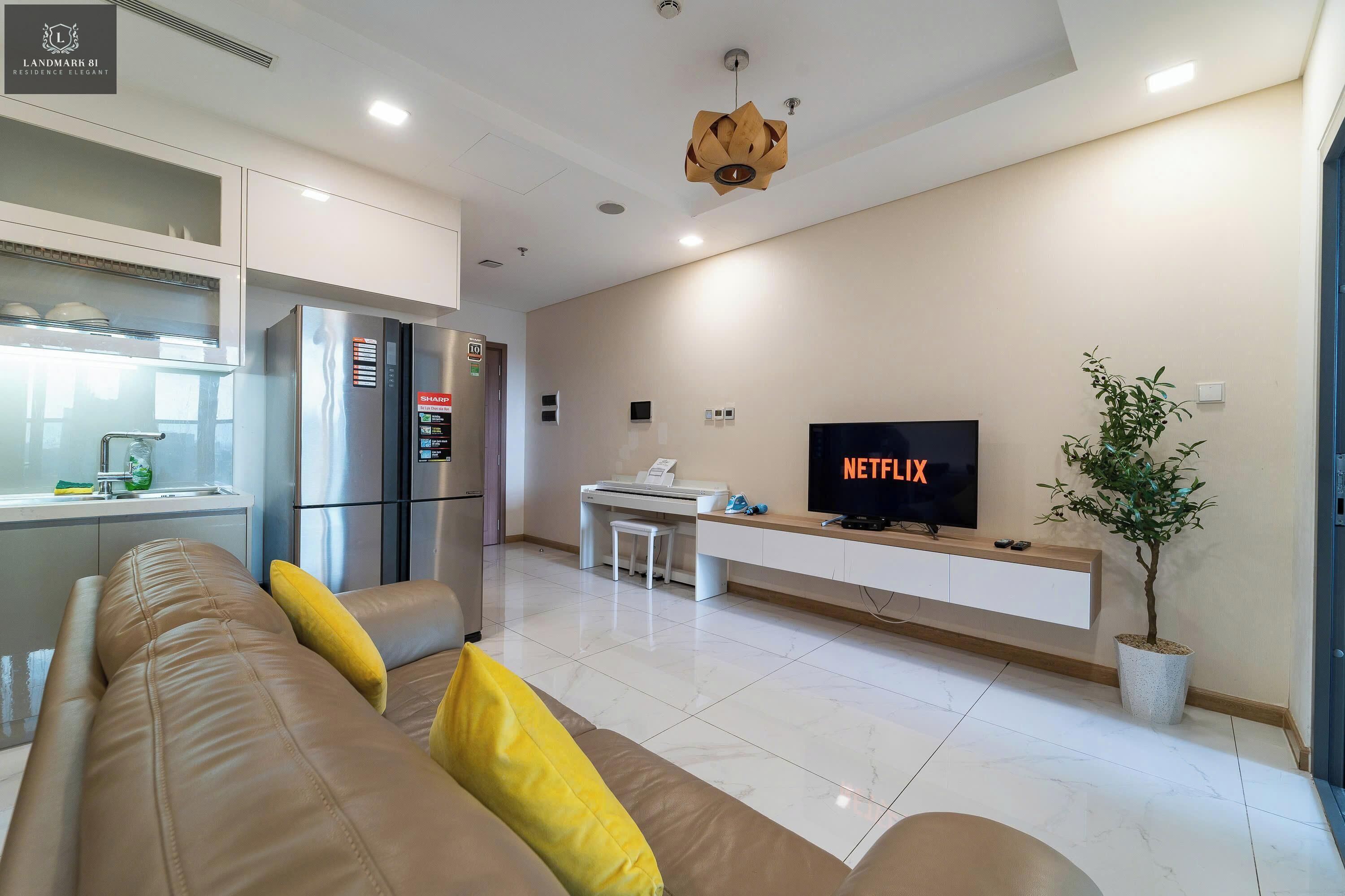 Deluxe-Apartment, 1 Schlafzimmer, Küche, Stadtblick | Wohnbereich | 24-Zoll-Fernseher mit Digitalempfang