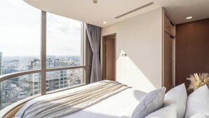 Luxury Apartment, 2 Bedrooms, Refrigerator & Microwave, City View | Blackout drapes, soundproofing, iron/ironing board, WiFi (free)
