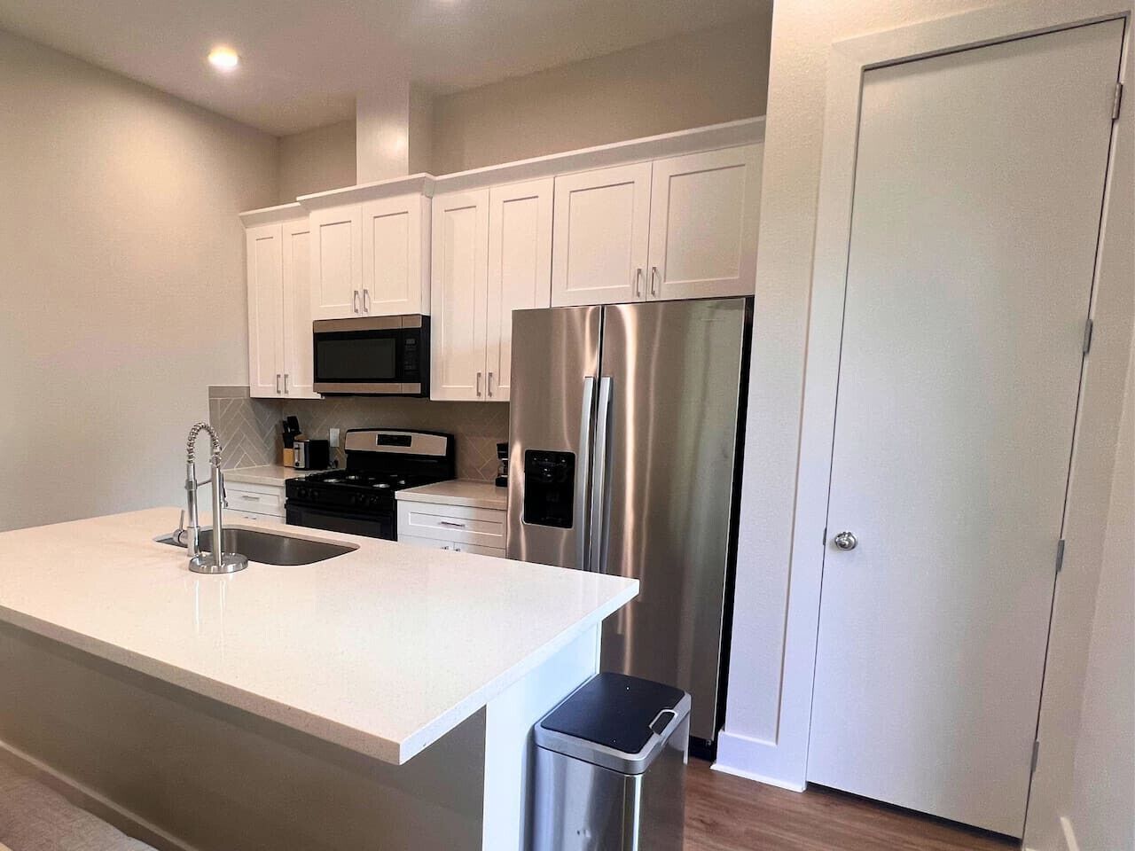 Refrigerador, horno, parrilla de estufa y lavavajillas 