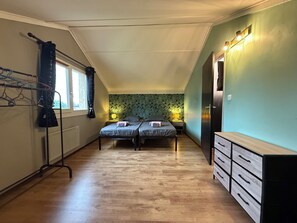 3 bedrooms, iron/ironing board, WiFi, bed sheets