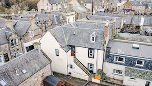 Un barrio residencial con casas muy juntas, que combina construcción de piedra y ladrillo, típico de un pueblo histórico.