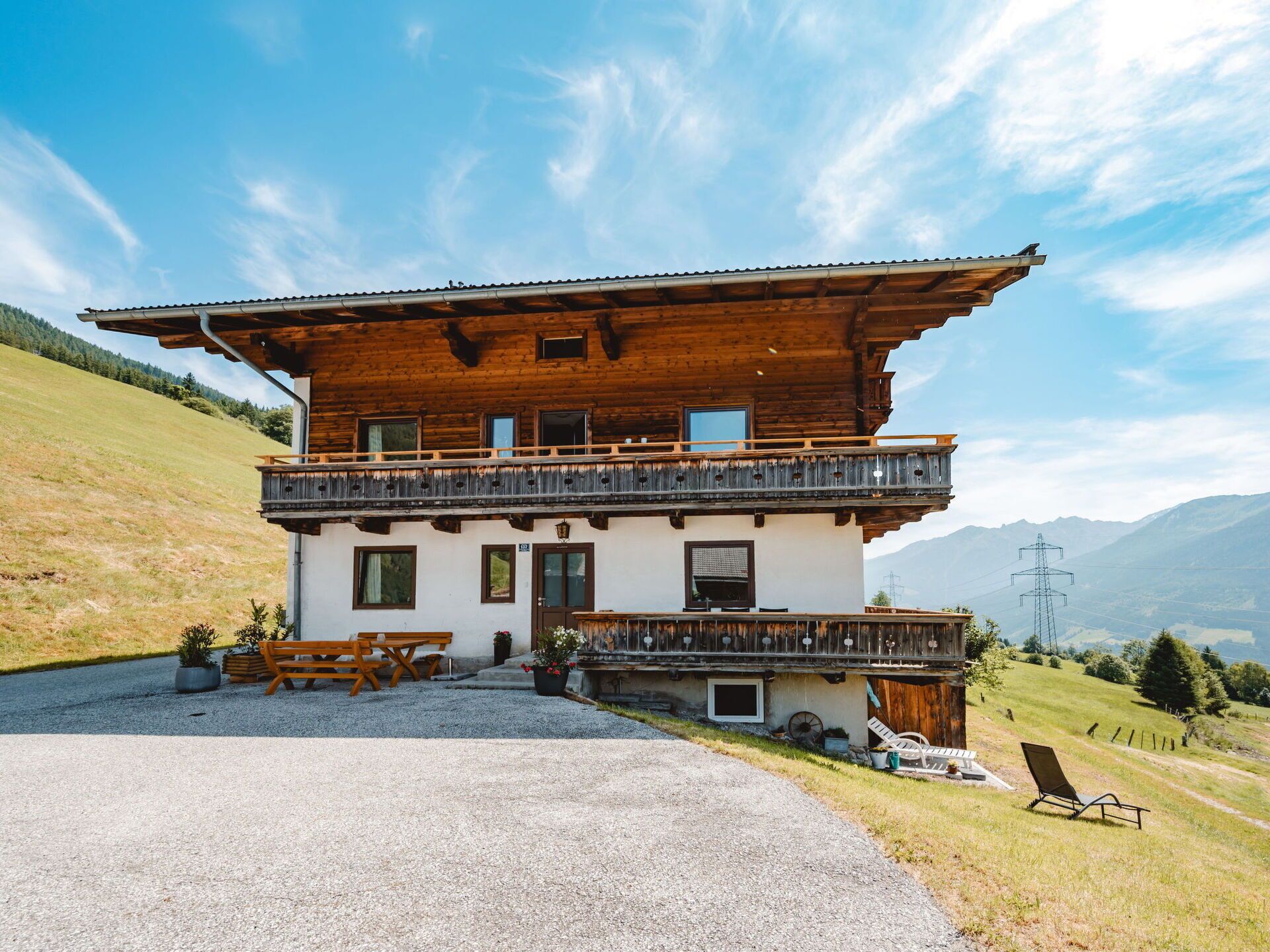 Himmel, Landschaft, Hügel, Wolke, Ländliches Gebiet, Gebirge, Hütte, Steigung, Bergstation, Senke