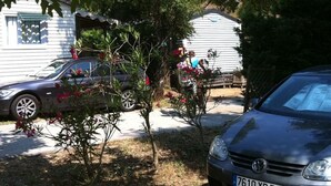 A residential area with a house, a car, and a trailer. - Mobile home with terrace in Bormes-les-Mimosas (Bormes-les-Mimosas)