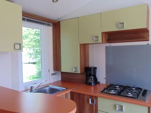 Kühlschrank, Mikrowelle, Wasserkocher mit Kaffee-/Teezubehör, Toaster