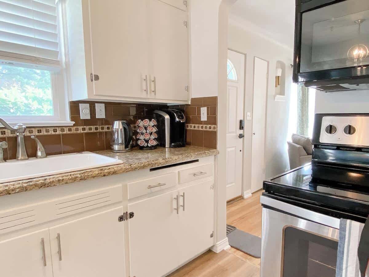 Coffee/tea maker, fridge, microwave, oven