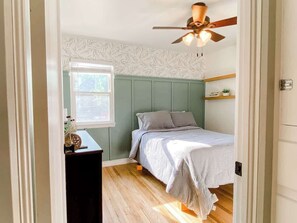 2 habitaciones, tabla de planchar con plancha, cuna de viaje y wifi 