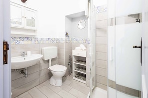 Hårføner, håndklær, såpe og sjampo