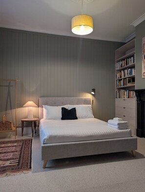 2 bedrooms, iron/ironing board, WiFi