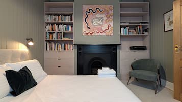 2 bedrooms, iron/ironing board, WiFi