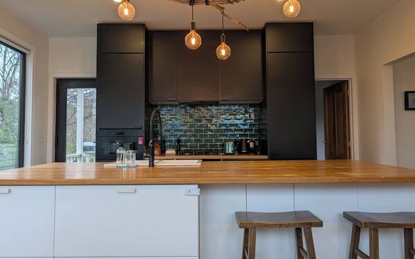 Your CBD Treetop Base | Parking, Wifi & Views