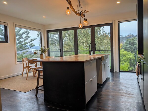 Fridge, microwave, oven, stovetop - Your CBD Treetop Base | Parking, Wifi & Views (Launceston City)