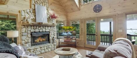 スマートテレビ、暖炉、書斎 / ワークスペース