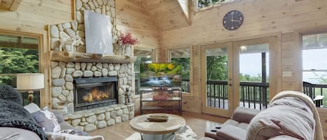 Smart TV, fireplace, stereo