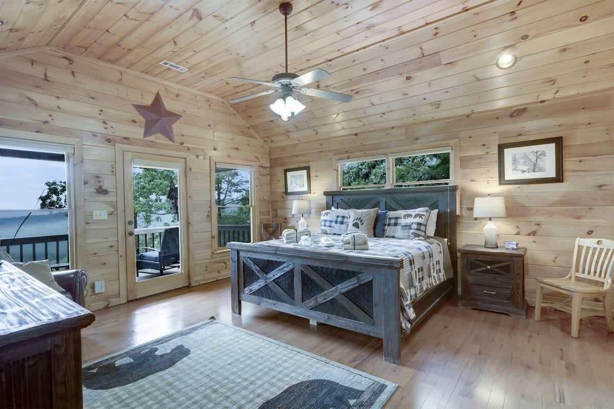 5 bedrooms, desk, iron/ironing board, travel crib