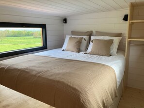 2 bedrooms, bed sheets