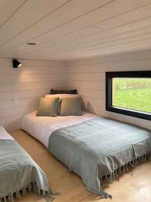 2 bedrooms, bed sheets