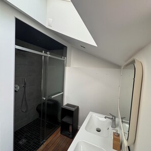Jetted bath, hair dryer, towels, soap - LePtiLoft Bayeux (Bayeux)
