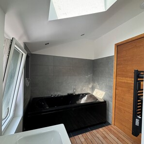 Whirlpool, Haartrockner, Handtücher, Seife