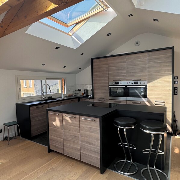 Réfrigérateur, micro-ondes, four, plaque de cuisson