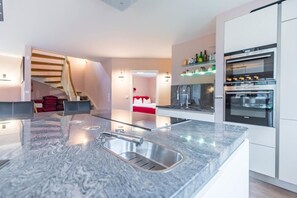 Réfrigérateur, micro-ondes, four, plaque de cuisson