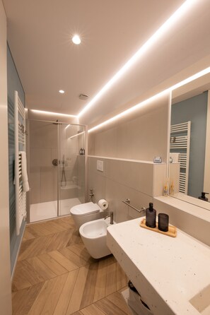 Shower, rainfall showerhead, hair dryer, bidet - Elisea Your City Escape (Polignano a Mare)